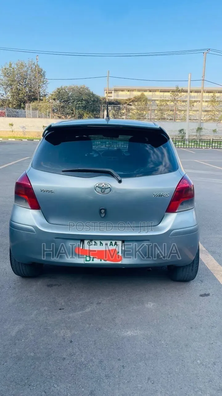 Toyota Yaris 2010 Silver