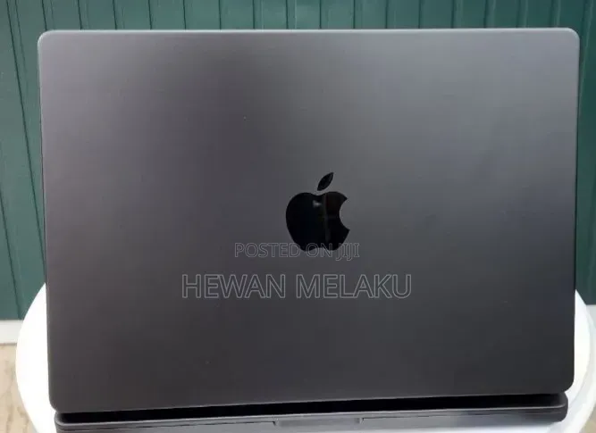 New Laptop Apple MacBook Pro 2023 M3 18GB Apple M3 Pro SSD 512GB