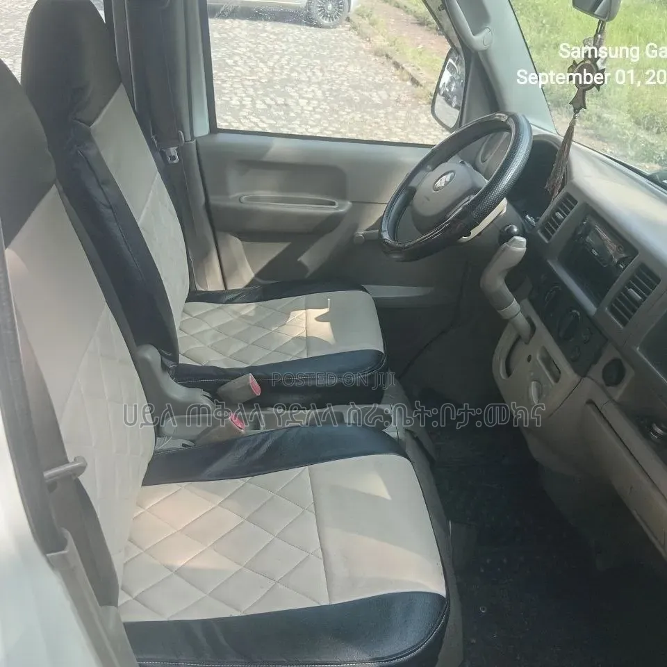 Suzuki Every Wagon 2012 White