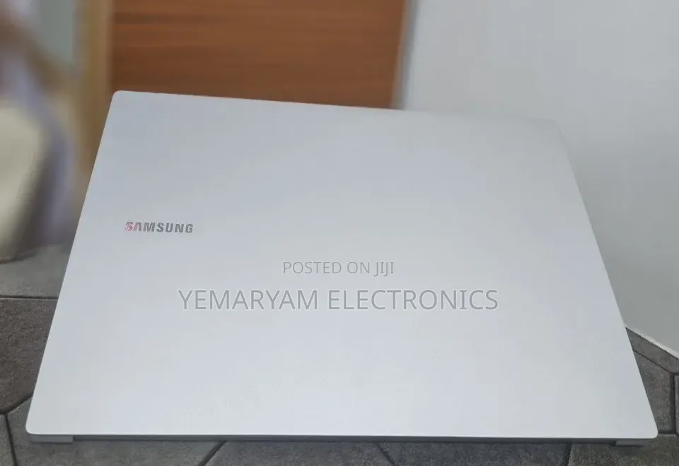 New Laptop Samsung Galaxy Book4 8GB Intel Core i5 SSD 512GB