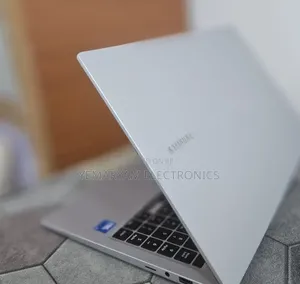 New Laptop Samsung Galaxy Book4 8GB Intel Core i5 SSD 512GB