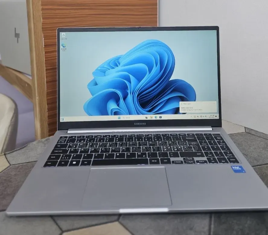 New Laptop Samsung Galaxy Book4 8GB Intel Core i5 SSD 512GB