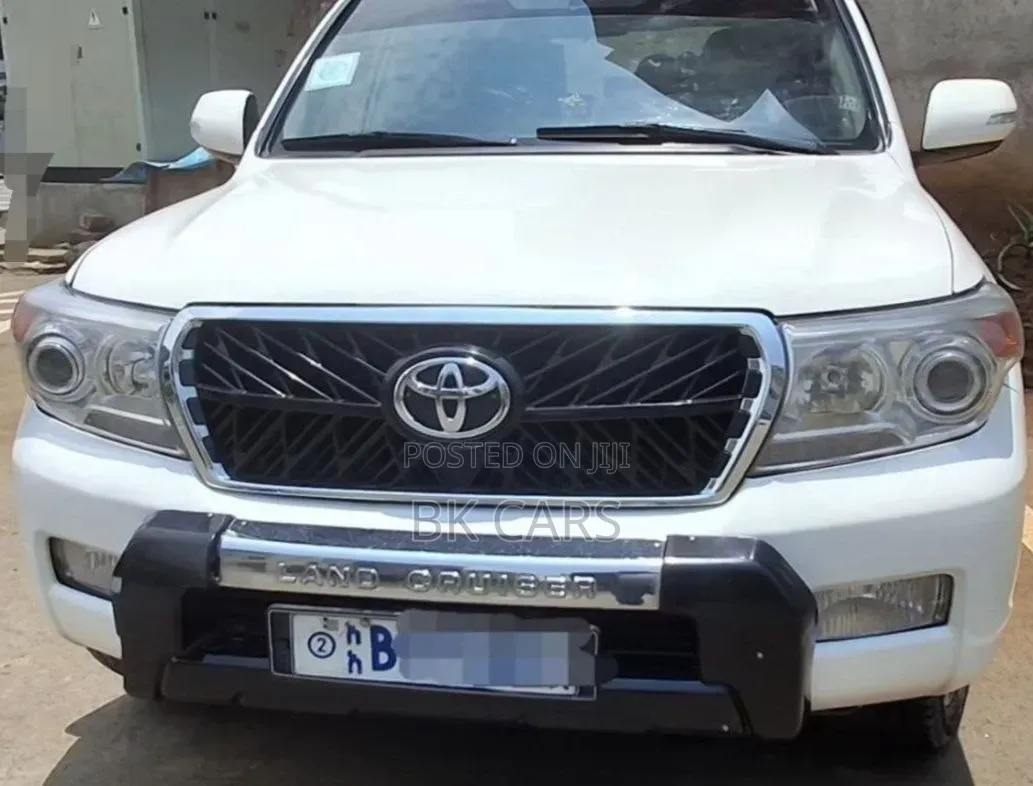 Toyota Land Cruiser 2010 White