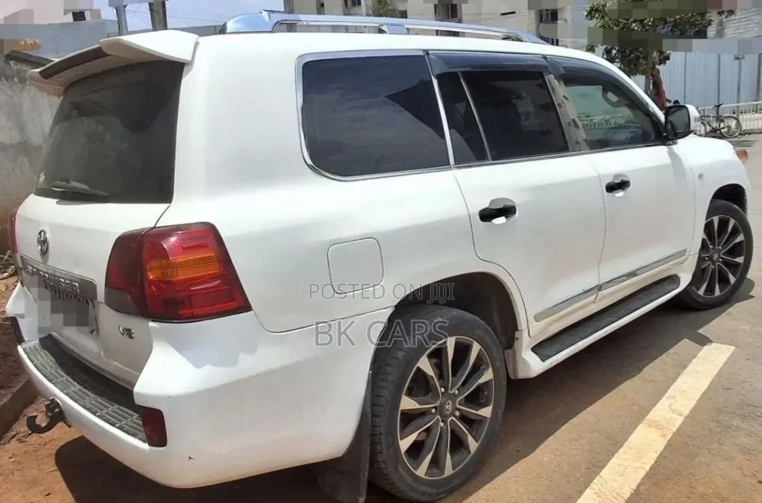 Toyota Land Cruiser 2010 White