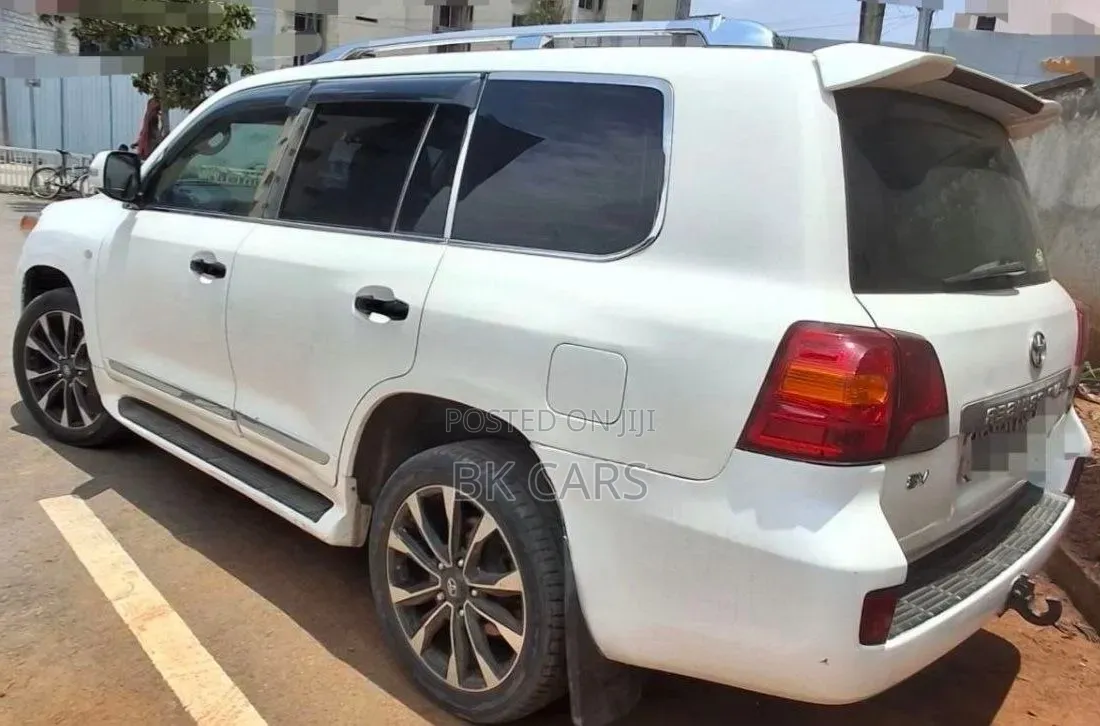 Toyota Land Cruiser 2010 White