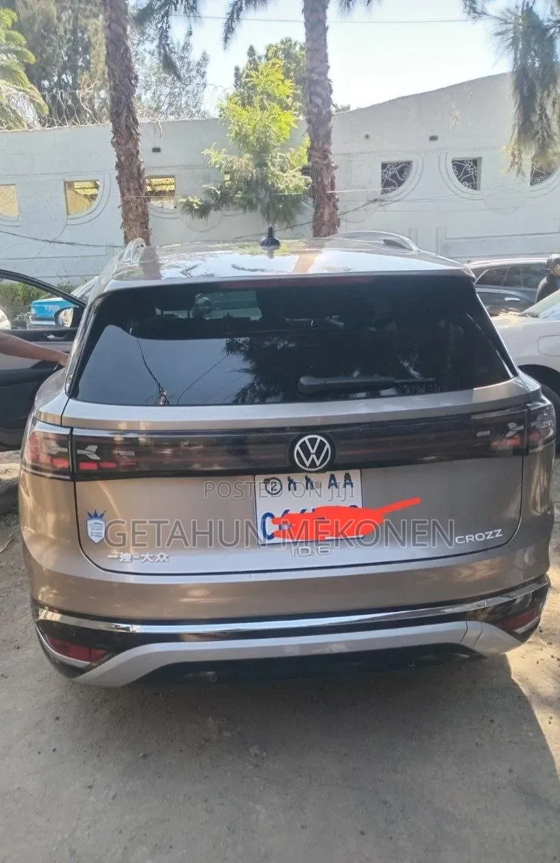 Volkswagen ID.6 2024 Gold