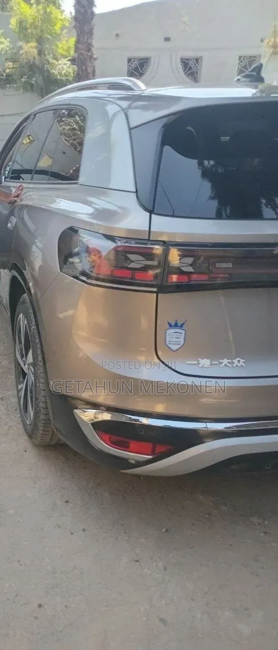 Volkswagen ID.6 2024 Gold