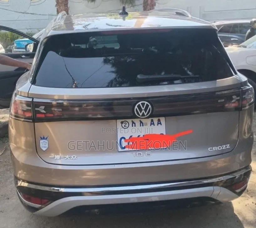 Volkswagen ID.6 2024 Gold