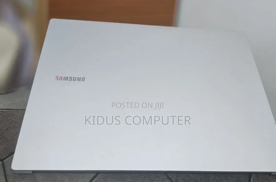 New Laptop Samsung Galaxy Book4 8GB Intel Core 5 SSD 512GB