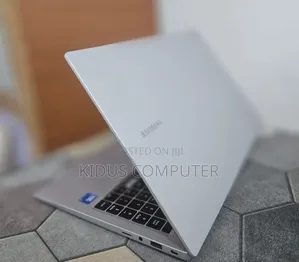 New Laptop Samsung Galaxy Book4 8GB Intel Core 5 SSD 512GB