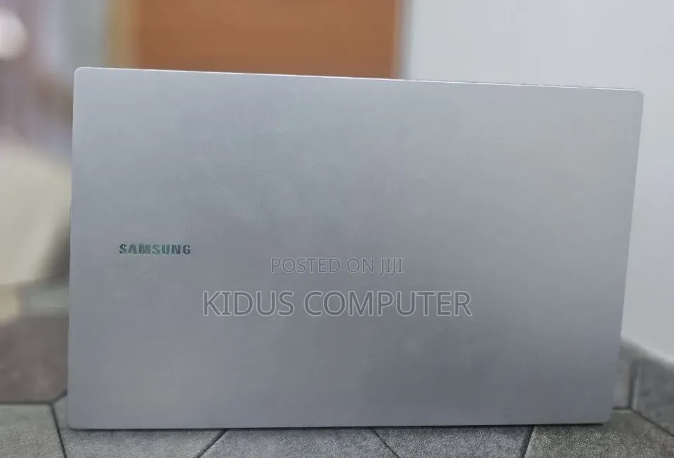 New Laptop Samsung Galaxy Book4 8GB Intel Core 5 SSD 512GB