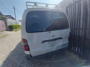 Toyota HiAce 2001 White