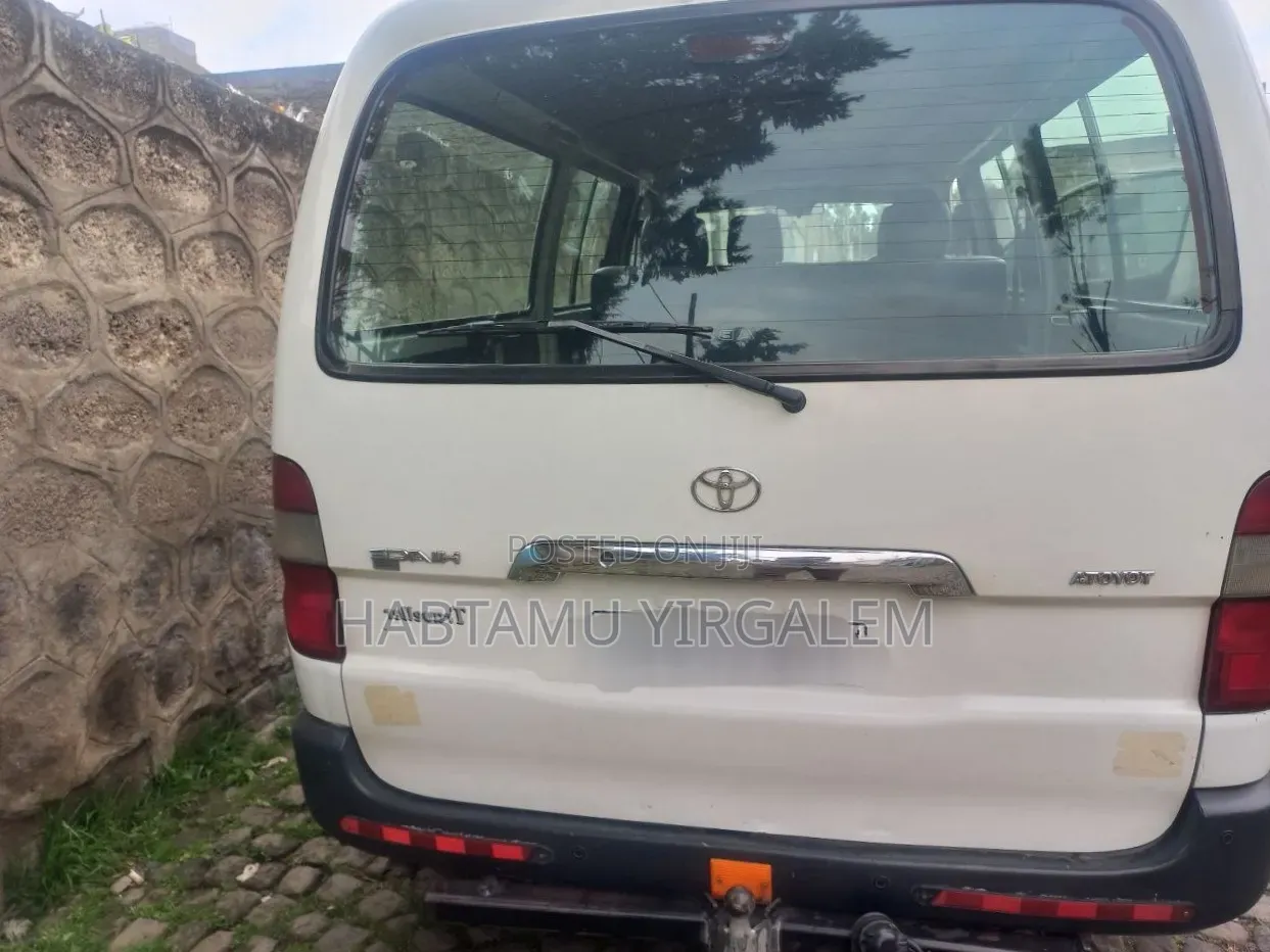 Toyota HiAce 2010 White
