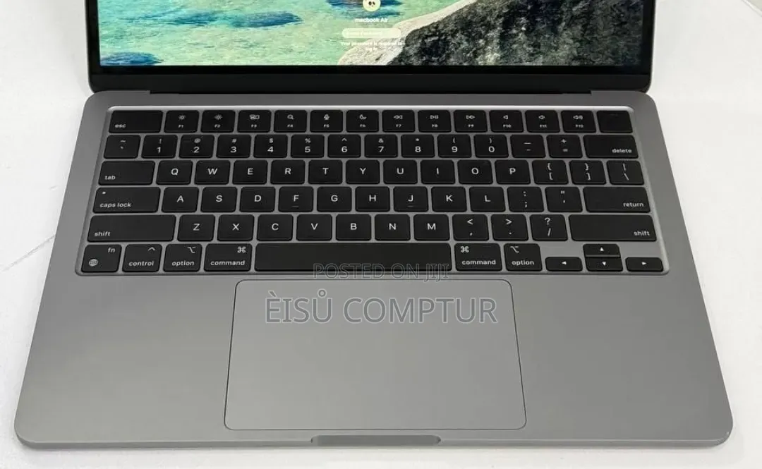 New Laptop Apple MacBook Pro 2022 M2 8GB Apple M2 SSD 512GB