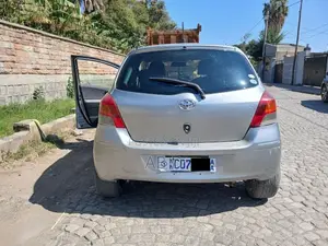 Toyota Yaris Base Hatchback 3dr 2010 Gray