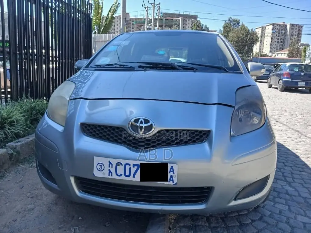 Toyota Yaris Base Hatchback 3dr 2010 Gray