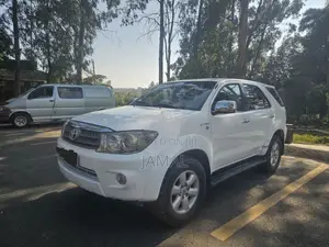 Toyota Fortuner 2.7 RWD 2011 Gold