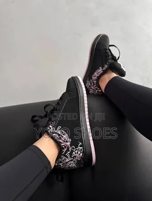 DC Shoes Pixie / Court Graffik Low-Top Skate Unisex Fashion Sneaker