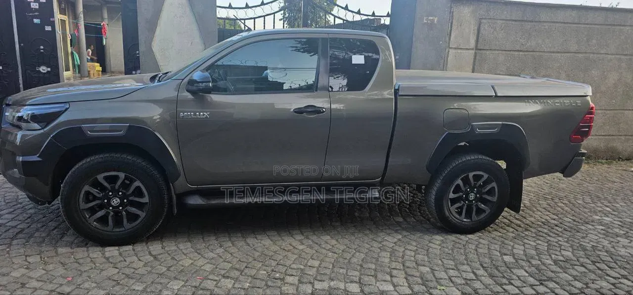 Toyota Hilux 2021 Gray