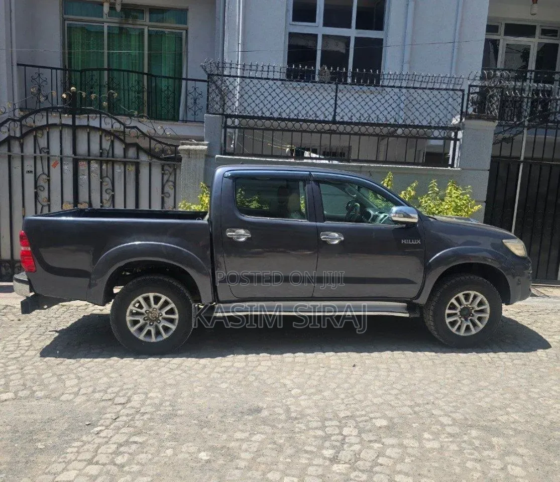 Toyota Hilux 2.5 D-4D 4X4 SRX 2012 Gray