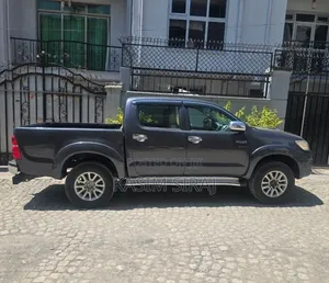 Toyota Hilux 2.5 D-4D 4X4 SRX 2012 Gray