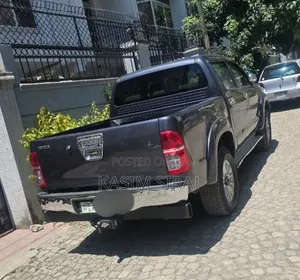 Toyota Hilux 2.5 D-4D 4X4 SRX 2012 Gray