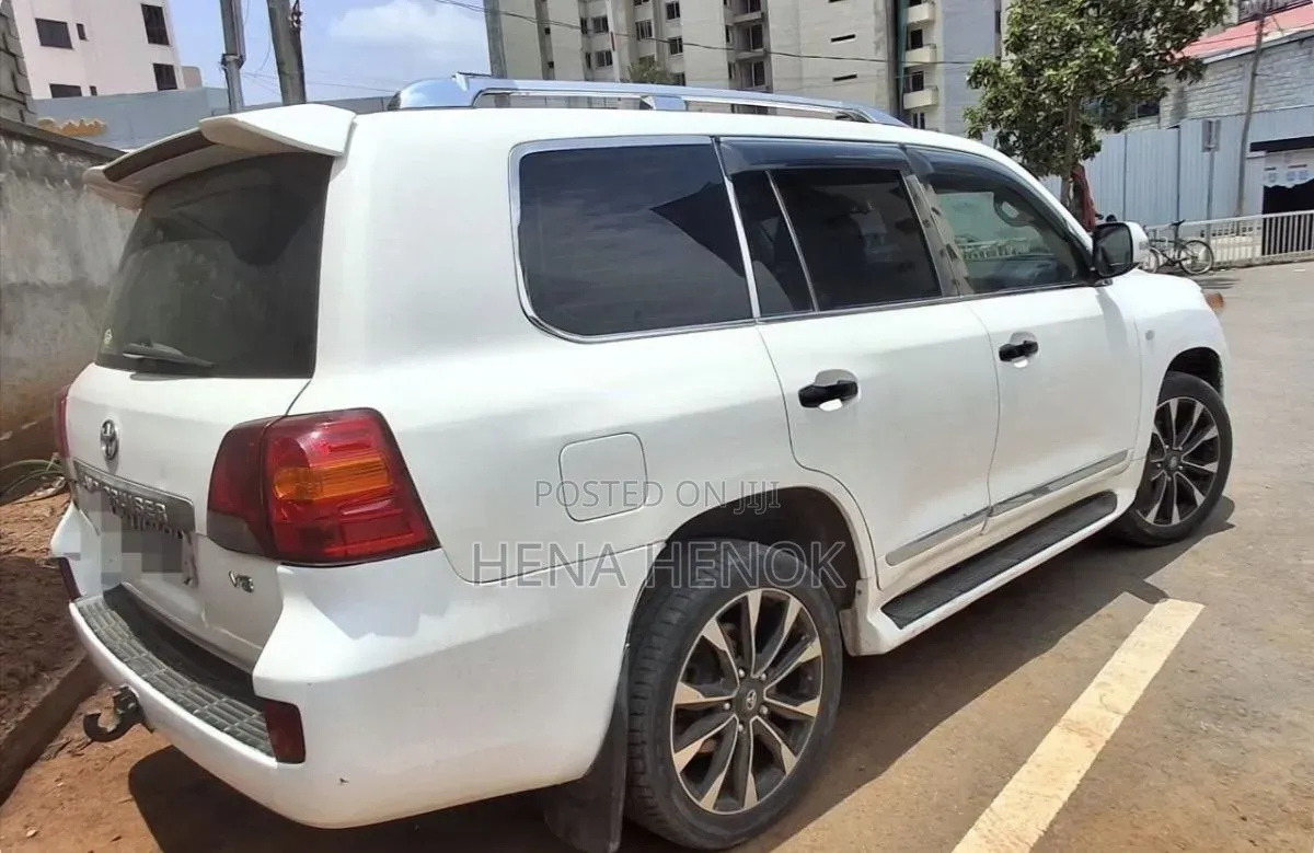 Toyota Land Cruiser 2010 White