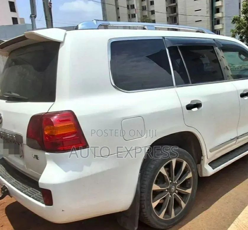 Toyota Land Cruiser 2010 White