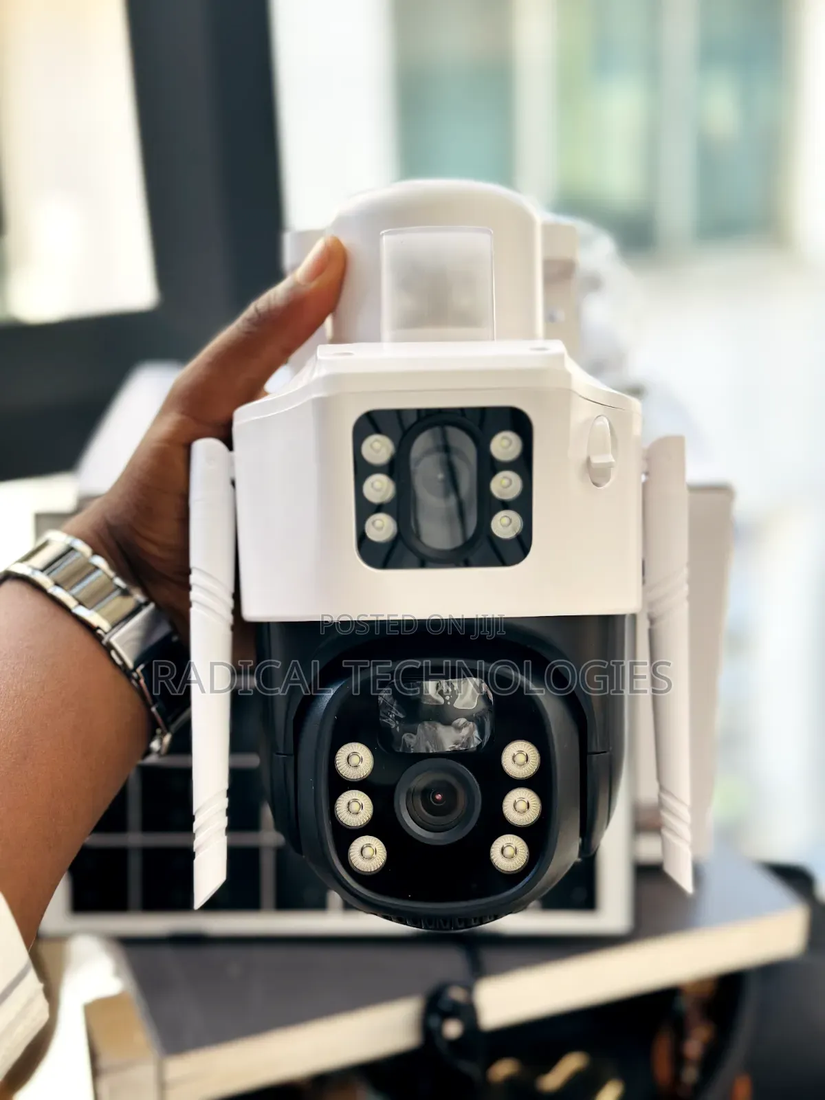 4G Solar ባለ 2 ሌንስ ያለ መብራት V380 Security Camera