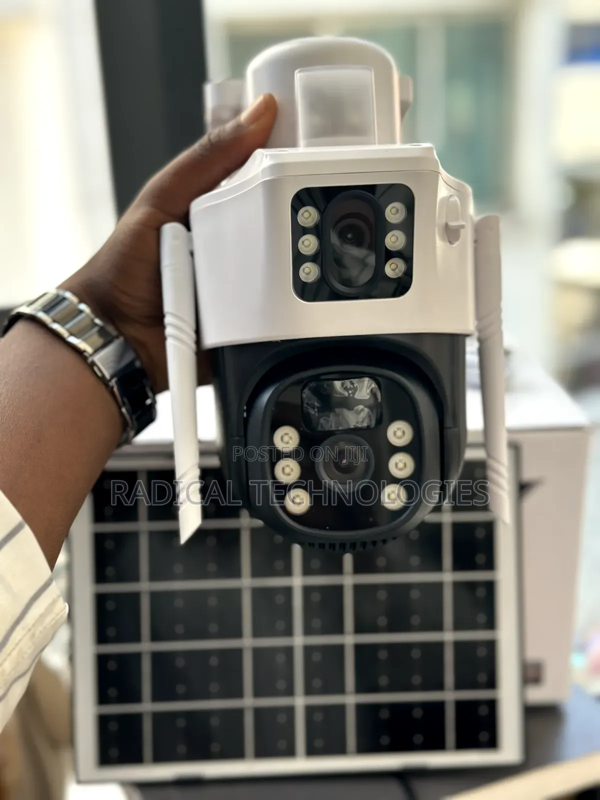 4G Solar ባለ 2 ሌንስ ያለ መብራት V380 Security Camera