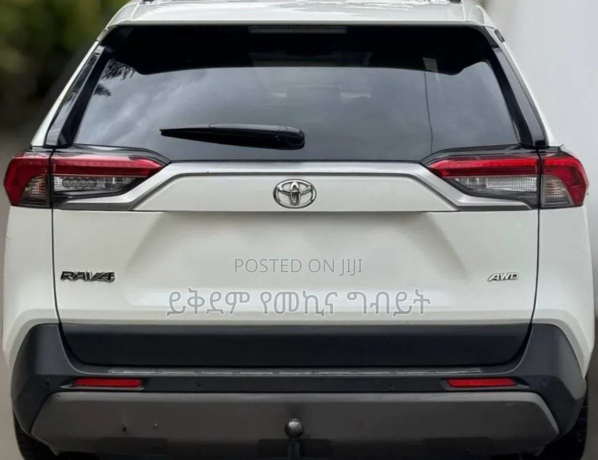 Toyota RAV4 2021 White