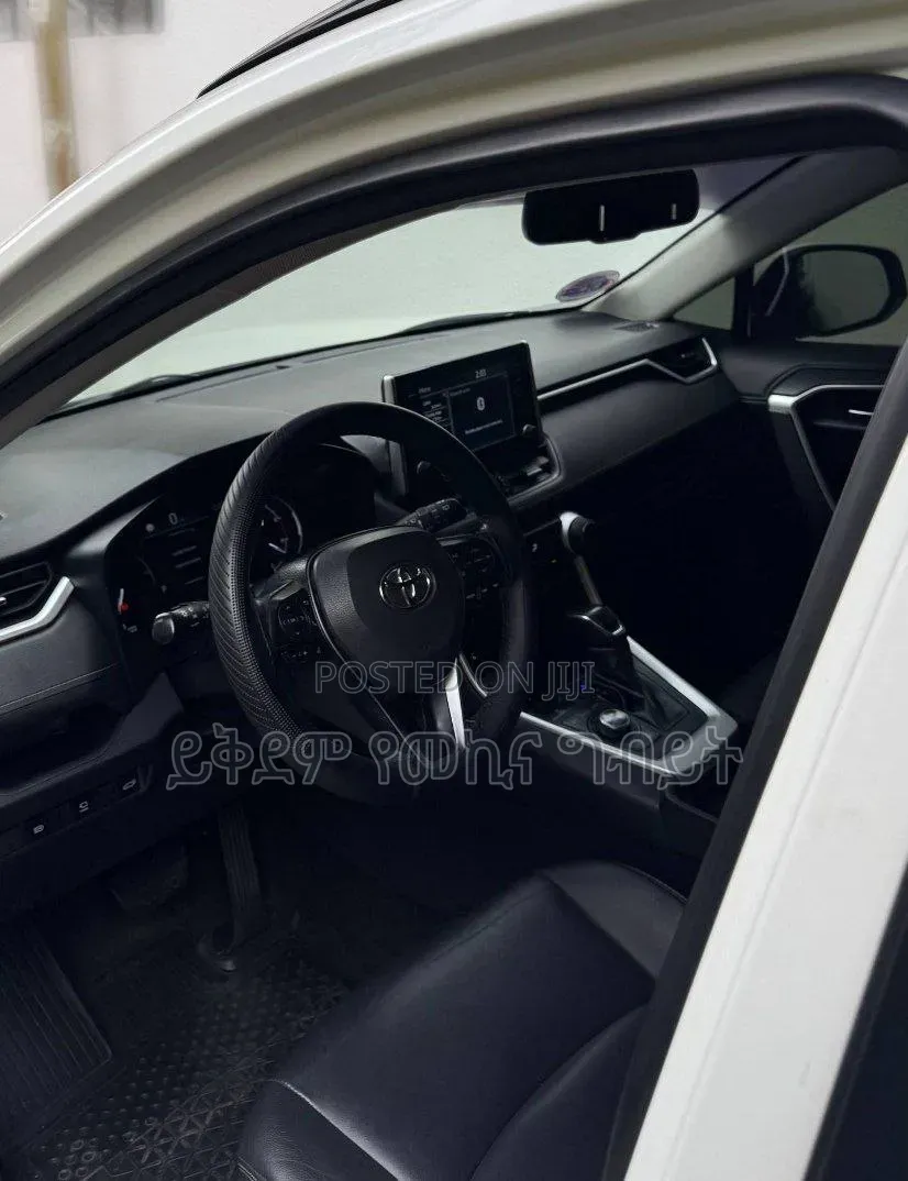 Toyota RAV4 2021 White