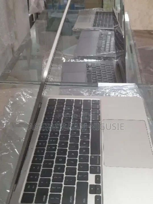 New Laptop Apple MacBook Air 2022 M2 16GB AMD A10 SSD 1T