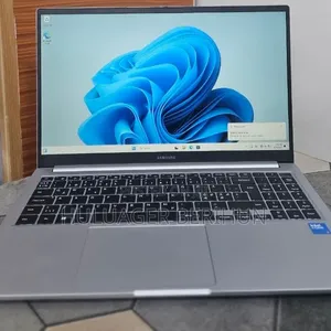 New Laptop Samsung Galaxy Book4 8GB Intel Core i5 SSD 512GB