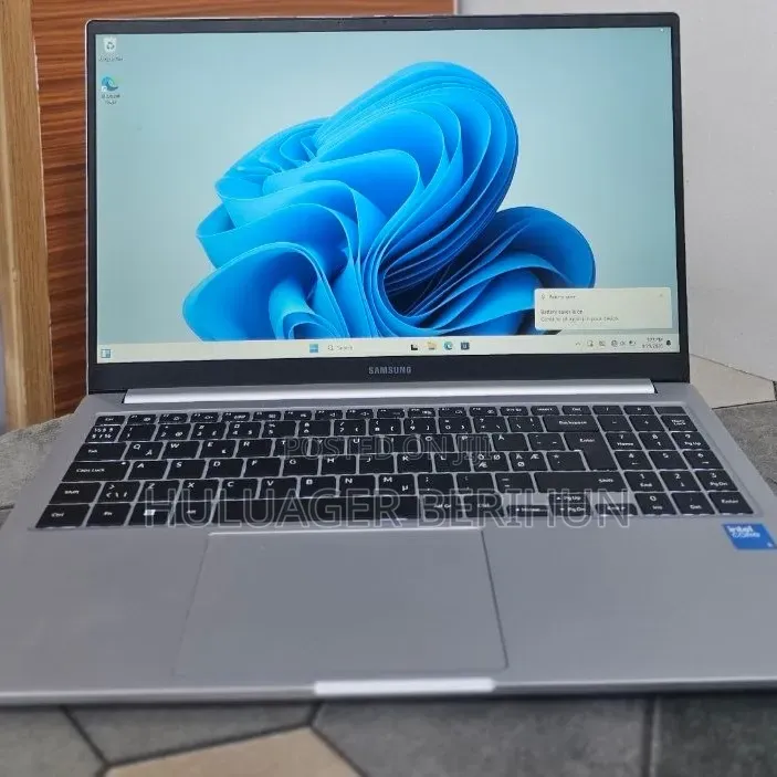 New Laptop Samsung Galaxy Book4 8GB Intel Core i5 SSD 512GB