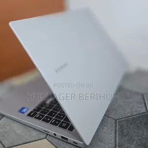 New Laptop Samsung Galaxy Book4 8GB Intel Core i5 SSD 512GB