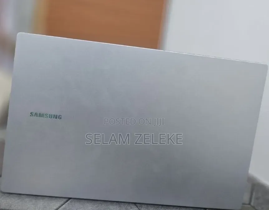 New Laptop Samsung Galaxy Book4 8GB Intel Core 5 SSD 512GB