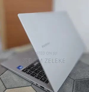 New Laptop Samsung Galaxy Book4 8GB Intel Core 5 SSD 512GB