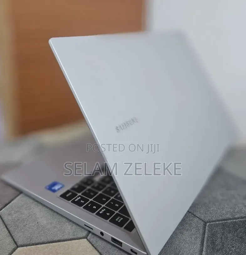 New Laptop Samsung Galaxy Book4 8GB Intel Core 5 SSD 512GB