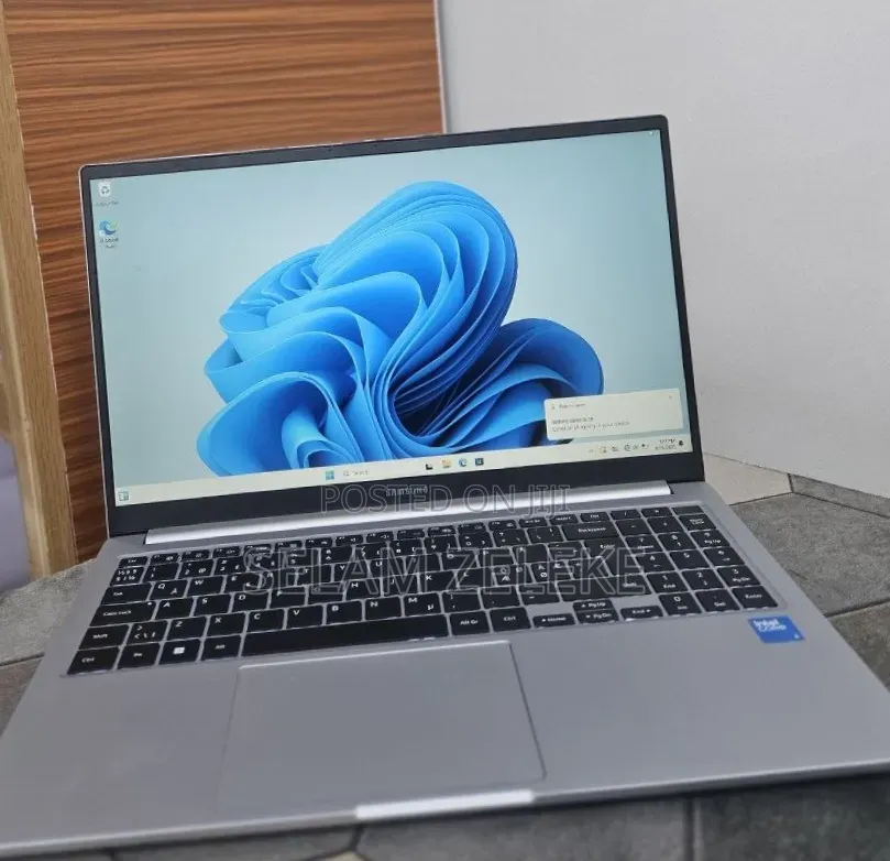 New Laptop Samsung Galaxy Book4 8GB Intel Core 5 SSD 512GB