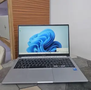 New Laptop Samsung Galaxy Book4 8GB Intel SSD 512GB