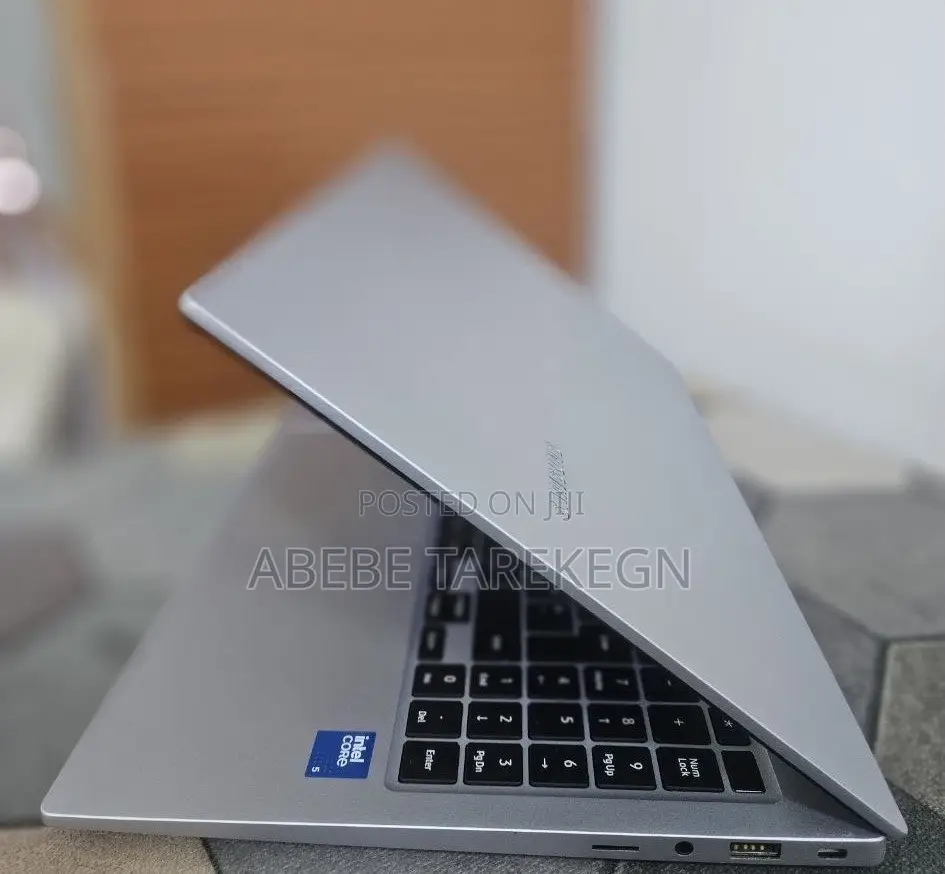 New Laptop Samsung Galaxy Book4 8GB Intel SSD 512GB