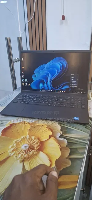 New Laptop Dell Vostro 3520 8GB Intel Core i3 SSD 512GB