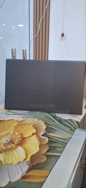 New Laptop Dell Vostro 3520 8GB Intel Core i3 SSD 512GB