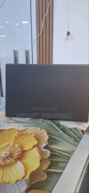 New Laptop Dell Vostro 3520 8GB Intel Core i3 SSD 512GB