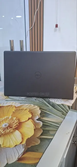 New Laptop Dell Vostro 3520 8GB Intel Core i3 SSD 512GB