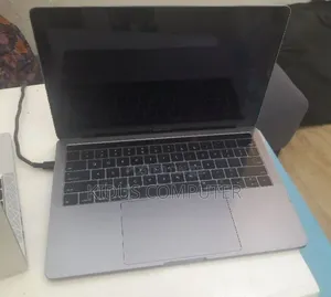 New Laptop Apple MacBook Pro 2019 8GB Intel Core i5 SSD 128GB
