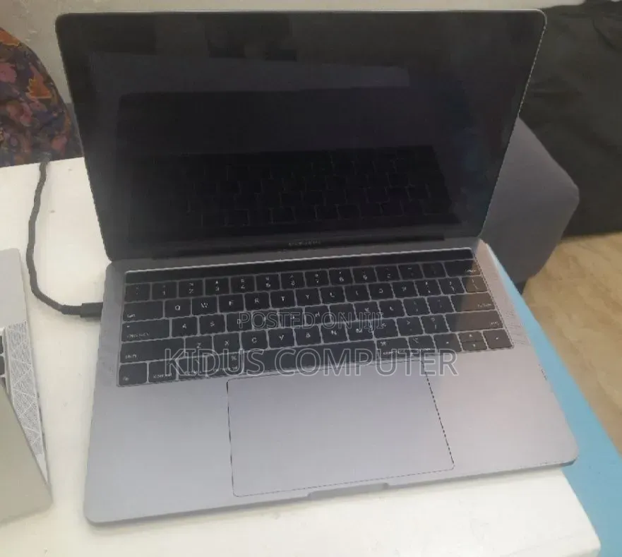 New Laptop Apple MacBook Pro 2019 8GB Intel Core i5 SSD 128GB