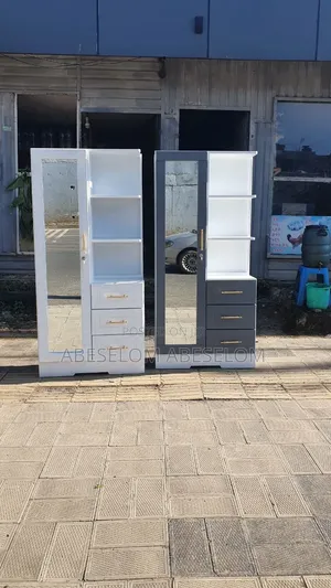 መዋቢያ ድሬሲንግ ቴብል