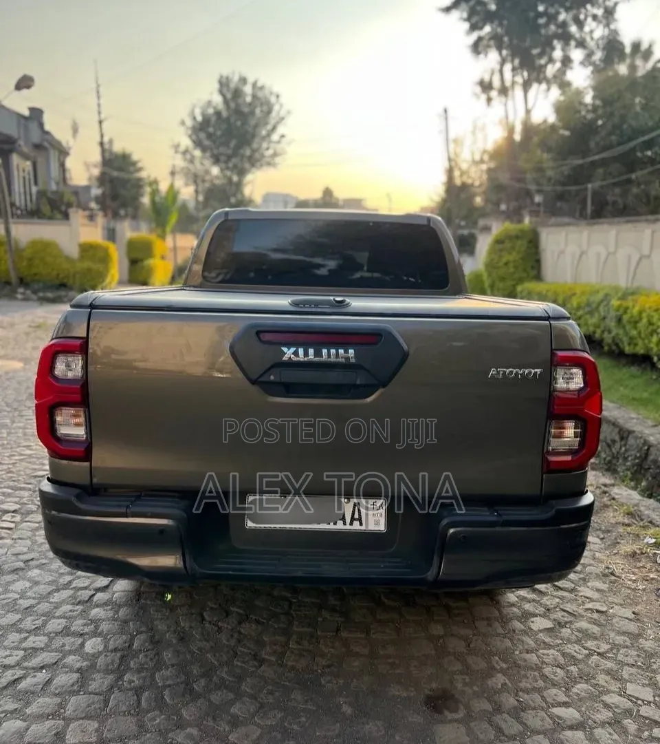Toyota Hilux 2021 Gray